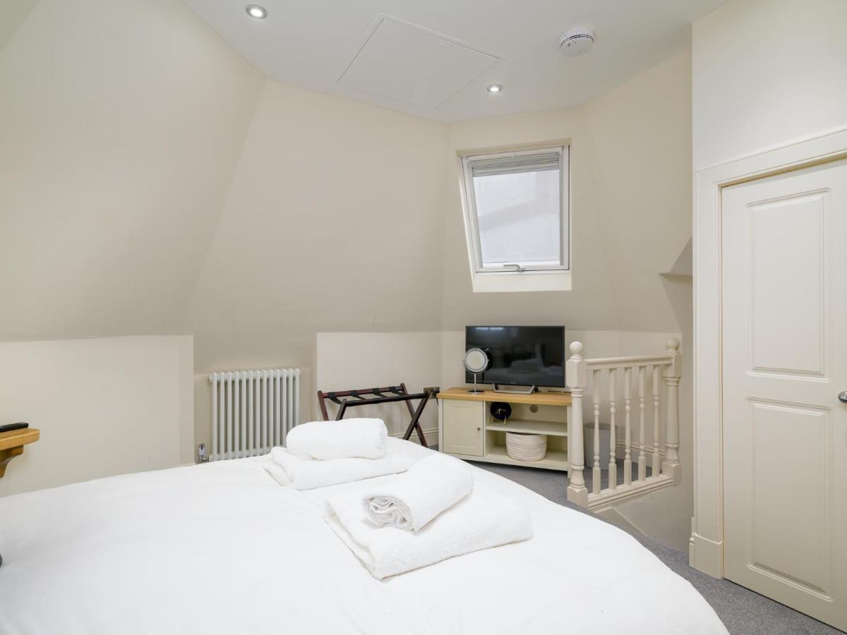 Pass The Keys Historic Ramsay Garden Apt With Balcony Views EDI Exteriér fotografie