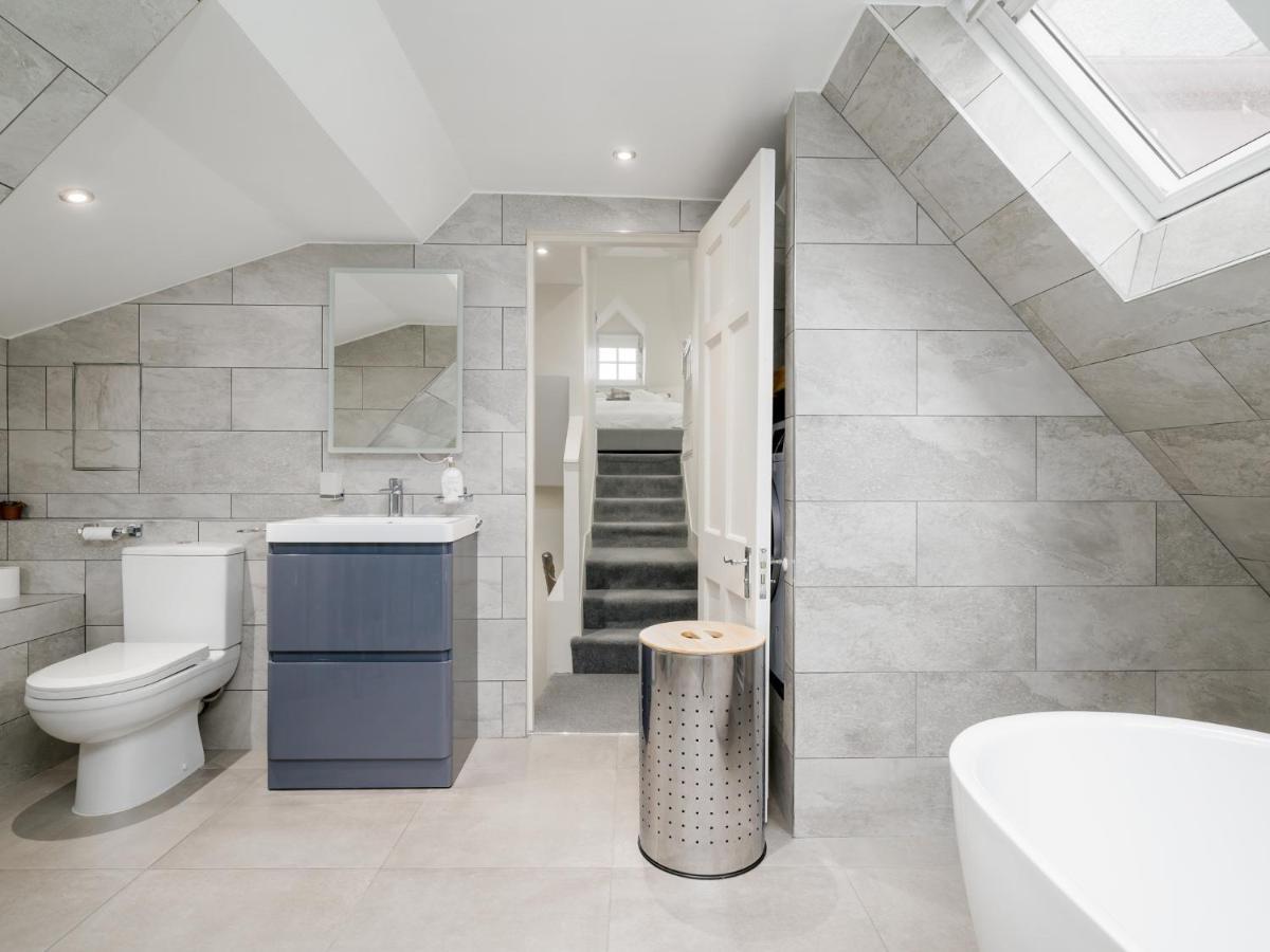 Pass The Keys Historic Ramsay Garden Apt With Balcony Views EDI Exteriér fotografie