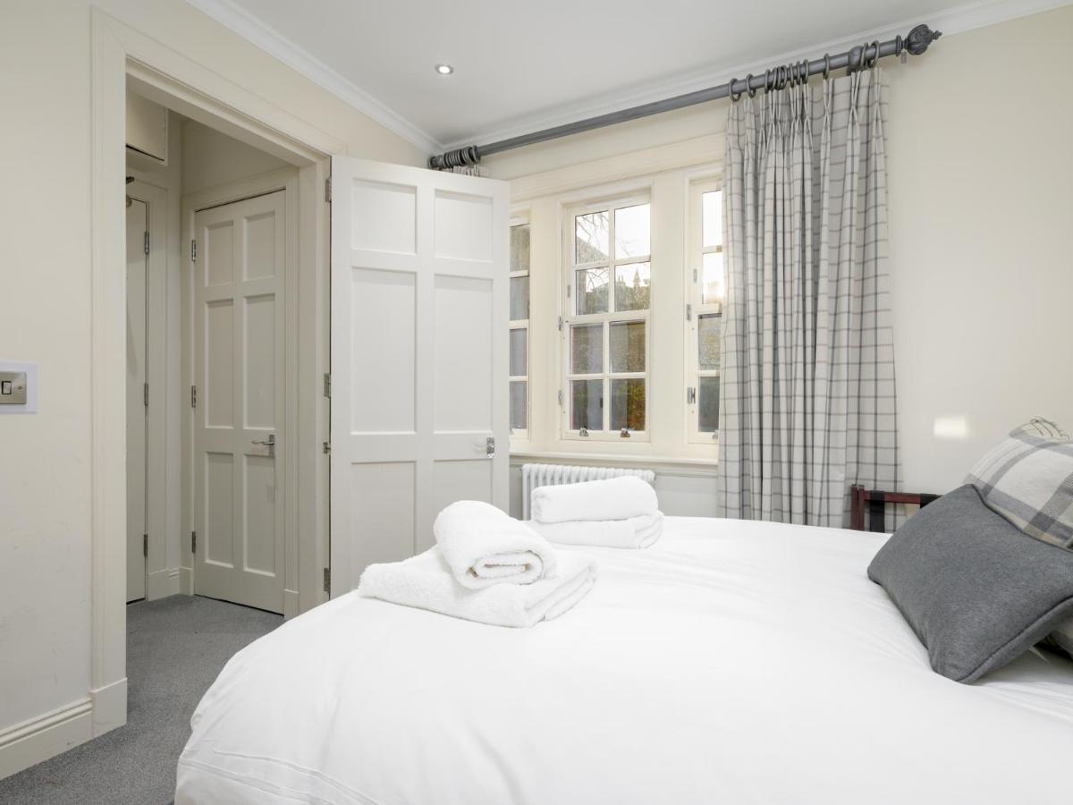 Pass The Keys Historic Ramsay Garden Apt With Balcony Views EDI Exteriér fotografie